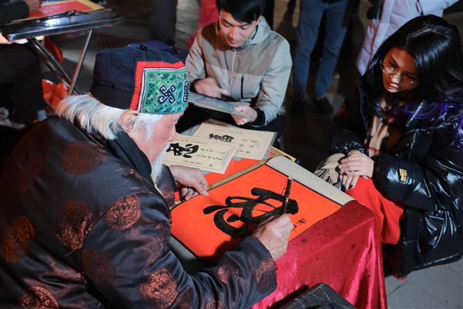 Tục xin chữ - nét đẹp của văn hoá của người Việt dịp Tết Nguyên đán - Ảnh 8. Tục xin chữ - nét đẹp của văn hoá của người Việt dịp Tết Nguyên đán - Ảnh 8.