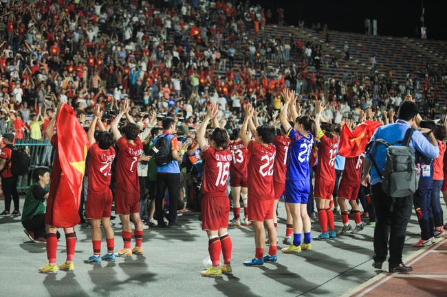 ĐT nữ Việt Nam ăn mừng cuồng nhiệt khi tạo nên kỉ lục 'vô tiền khoáng hậu' tại SEA Games 32 - Ảnh 10.