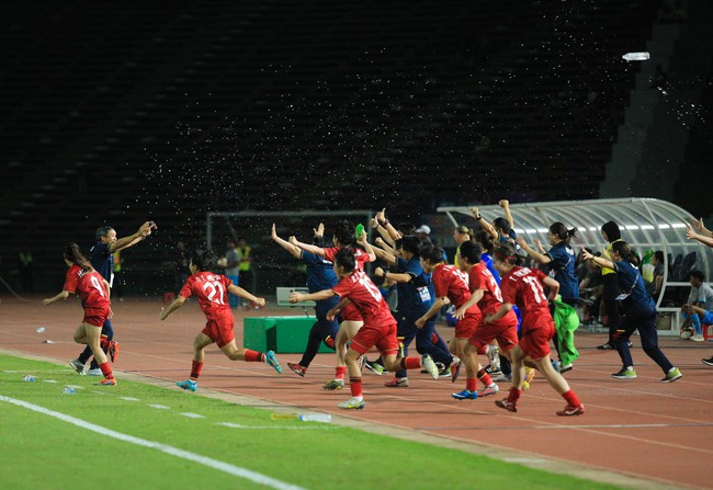 ĐT nữ Việt Nam ăn mừng cuồng nhiệt khi tạo nên kỉ lục 'vô tiền khoáng hậu' tại SEA Games 32 - Ảnh 2.