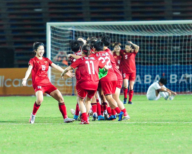 ĐT nữ Việt Nam ăn mừng cuồng nhiệt khi tạo nên kỉ lục 'vô tiền khoáng hậu' tại SEA Games 32 - Ảnh 1.