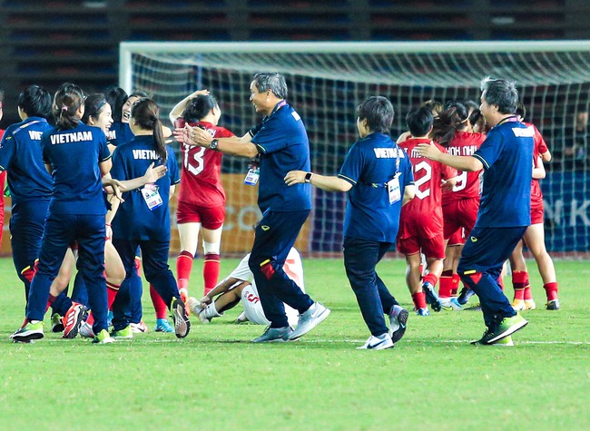 ĐT nữ Việt Nam ăn mừng cuồng nhiệt khi tạo nên kỉ lục 'vô tiền khoáng hậu' tại SEA Games 32 - Ảnh 4.