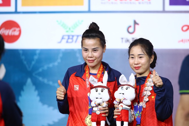 Xót xa cảnh cầu thủ Việt Nam lặng lẽ nhìn đồng đội ăn mừng, phải nhờ người dìu lên bục nhận huy chương - Ảnh 5. Xót xa cảnh cầu thủ Việt Nam lặng lẽ nhìn đồng đội ăn mừng, phải nhờ người dìu lên bục nhận huy chương - Ảnh 5.