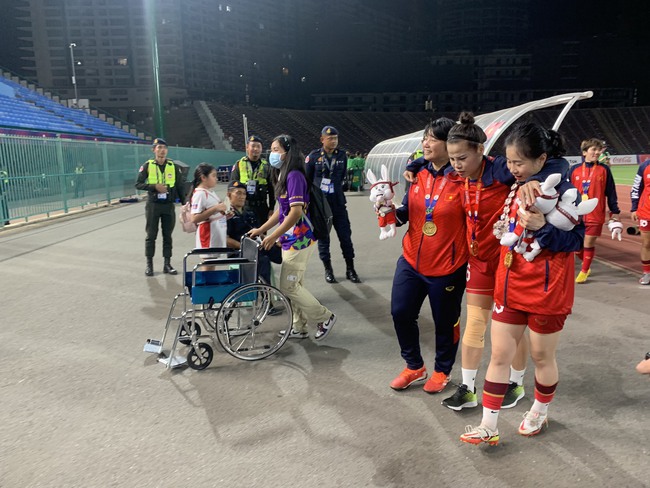 Xót xa cảnh cầu thủ Việt Nam lặng lẽ nhìn đồng đội ăn mừng, phải nhờ người dìu lên bục nhận huy chương - Ảnh 2. Xót xa cảnh cầu thủ Việt Nam lặng lẽ nhìn đồng đội ăn mừng, phải nhờ người dìu lên bục nhận huy chương - Ảnh 2.