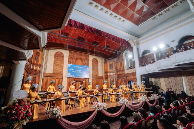 Hòa nhạc "Giai điệu tháng Năm" - Ảnh 2. Hòa nhạc "Giai điệu tháng Năm" - Ảnh 2.