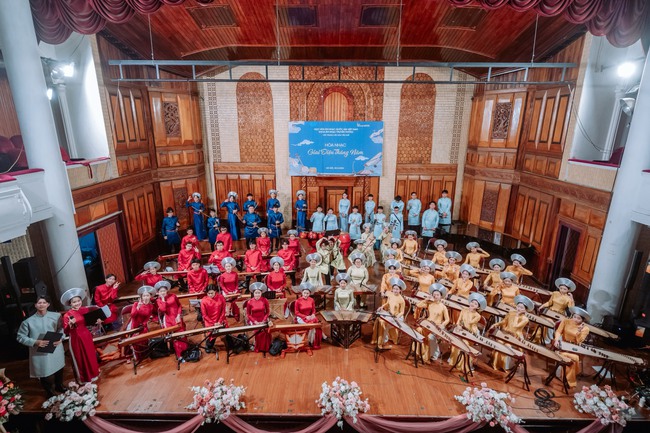 Hòa nhạc "Giai điệu tháng Năm" - Ảnh 1. Hòa nhạc "Giai điệu tháng Năm" - Ảnh 1.