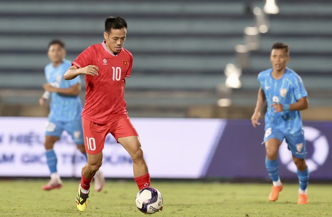 HLV Troussier khẳng định Văn Quyết sở hữu phẩm chất hiếm có, nói điều tiếc nuối lớn nhất về ngôi sao của Hà Nội FC - Ảnh 1. HLV Troussier khẳng định Văn Quyết sở hữu phẩm chất hiếm có, nói điều tiếc nuối lớn nhất về ngôi sao của Hà Nội FC - Ảnh 1.